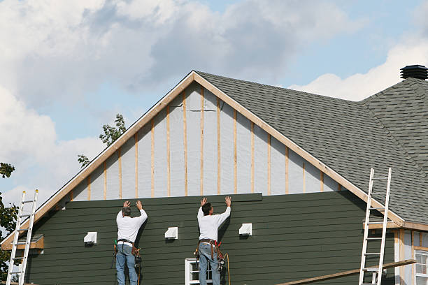 Professional Vinyl Siding technician working in Montpelier, IN